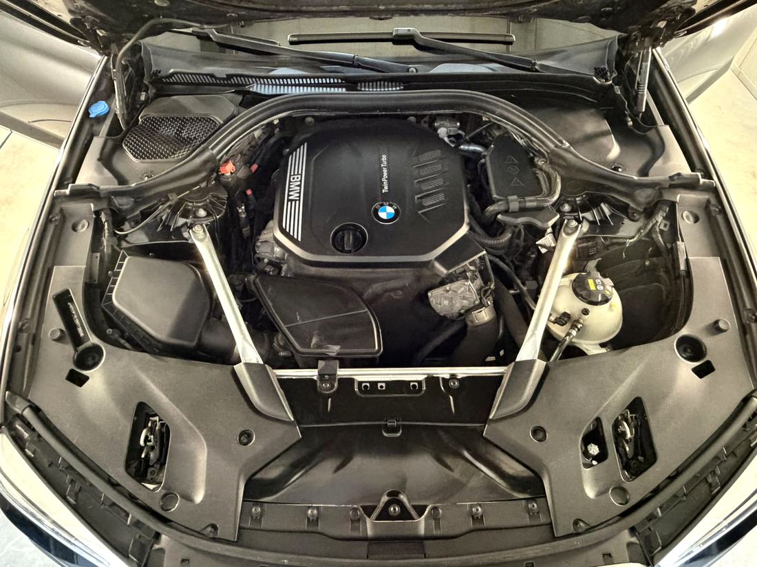 Derselbe Motorraum nach der Reinigung