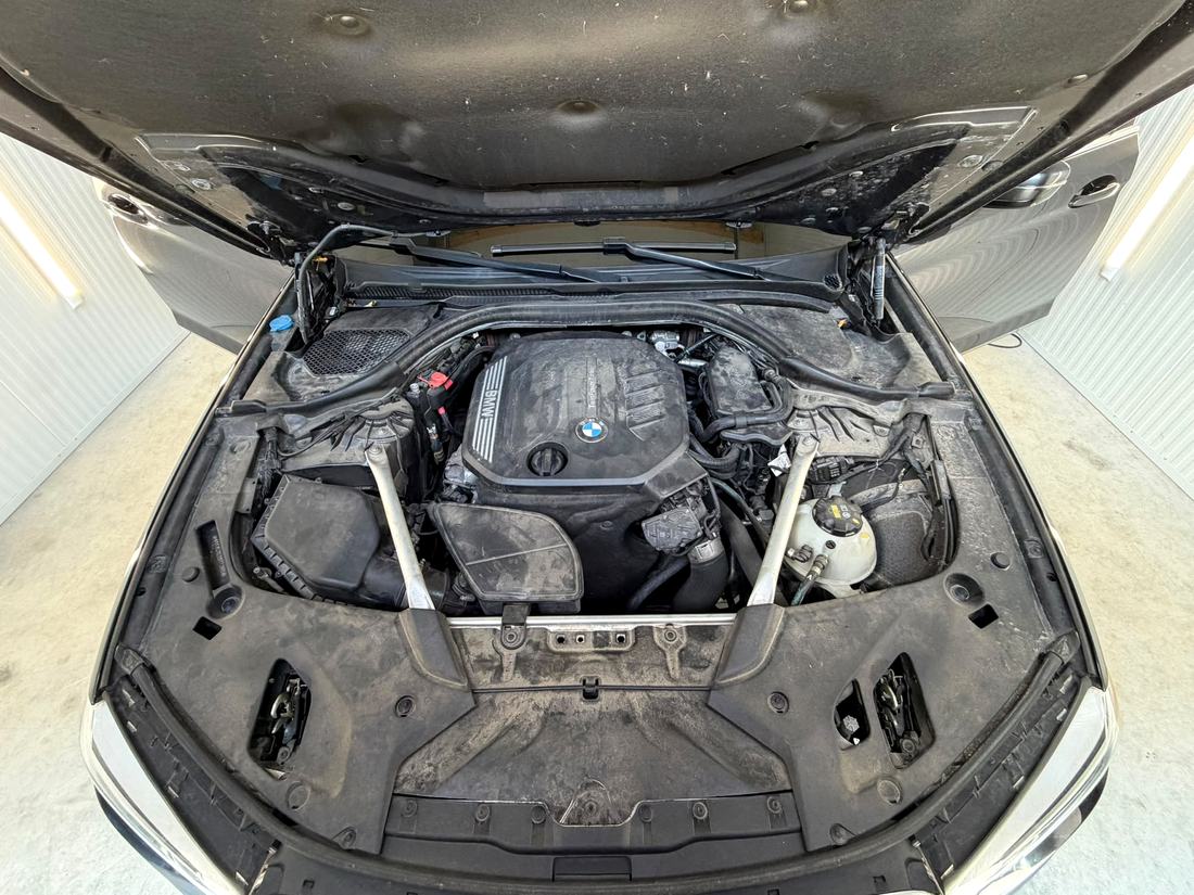 Staubiger Motorraum eines BMW vor der Reinigung