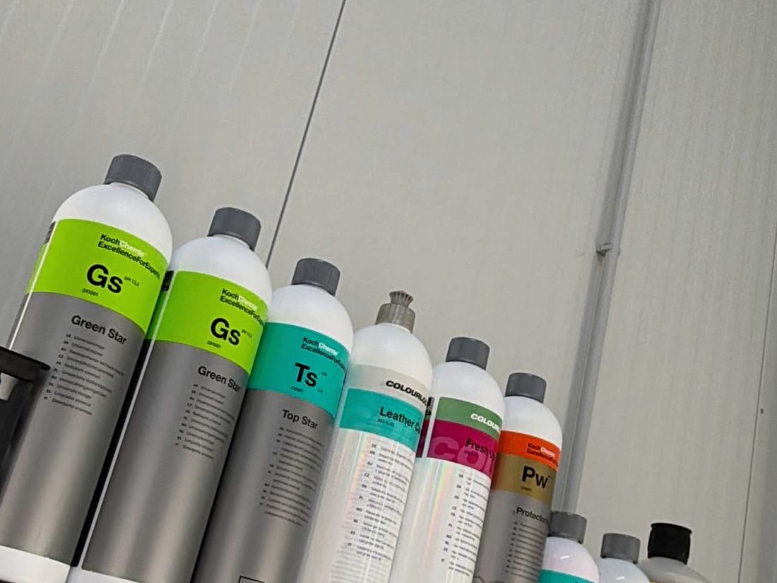 Pflegeprodukte von Koch-Chemie und Sharkdry im Regal