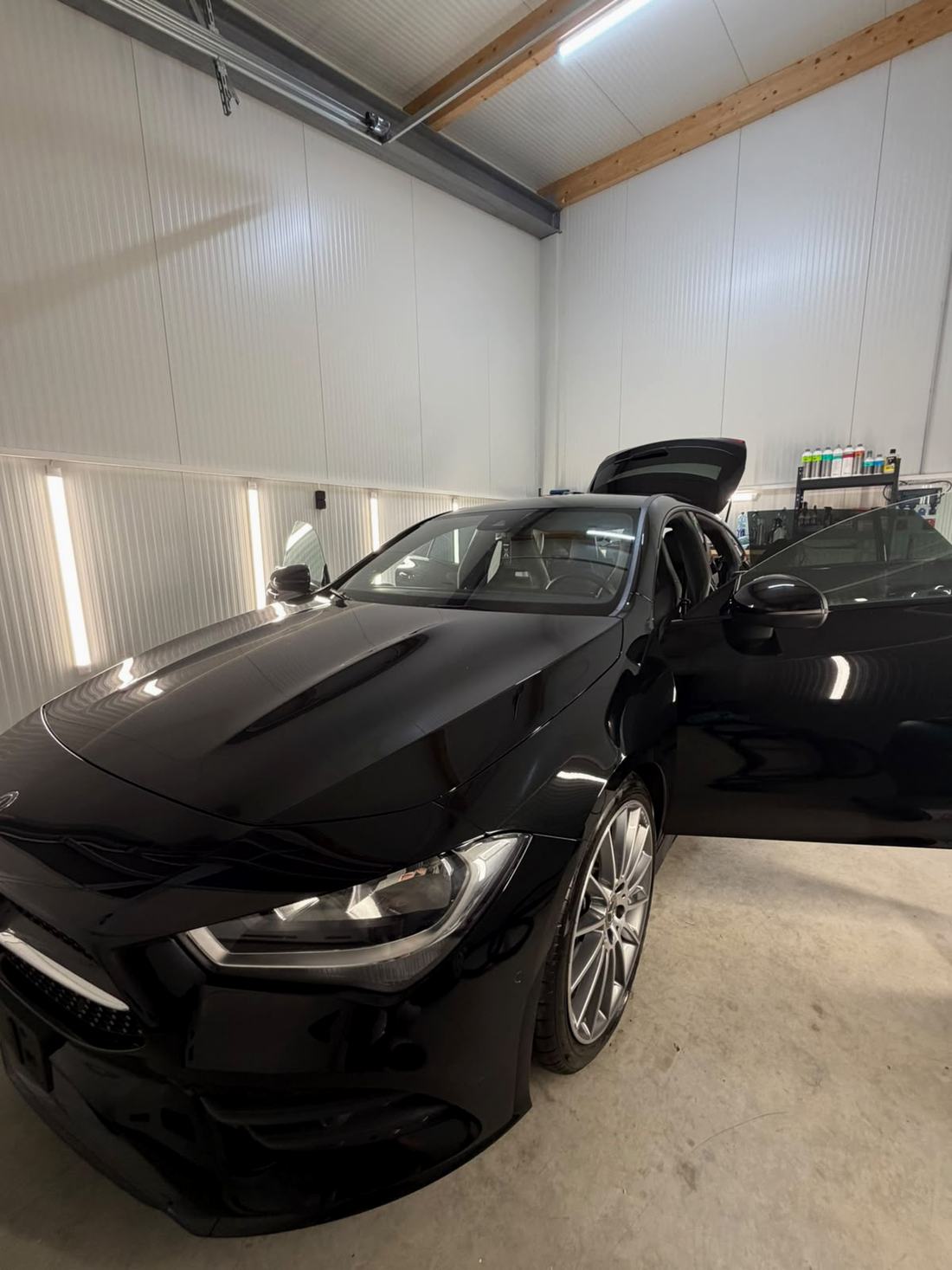Front eines schwarzen Mercedes CLA nach der Aufbereitung