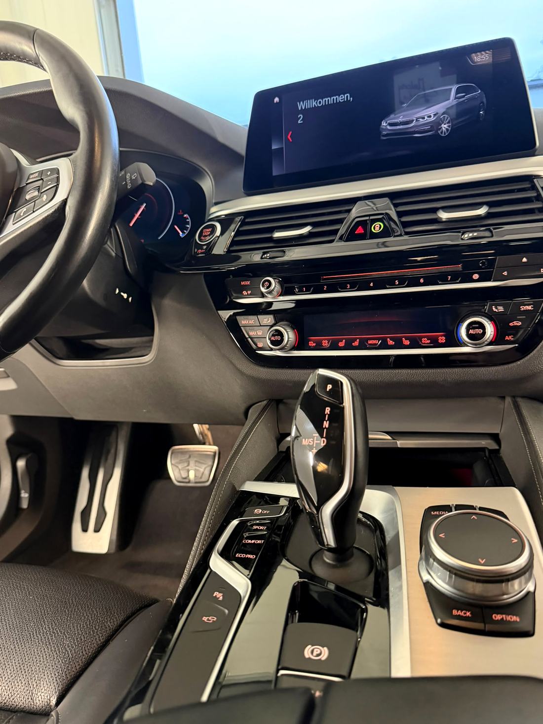 Gereinigtes Cockpit eines BMW mit Display