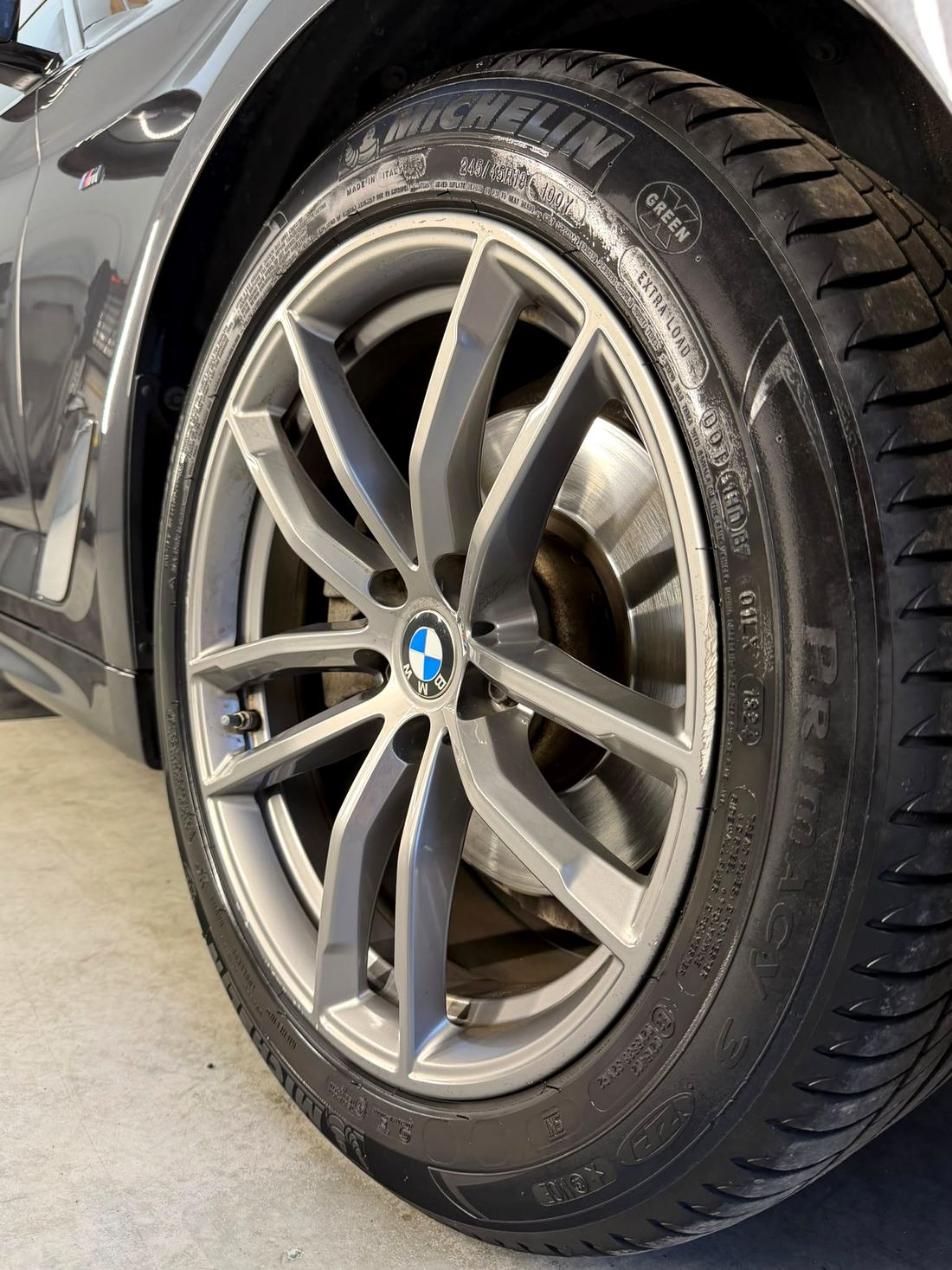Saubere BMW Felge nach der Reinigung