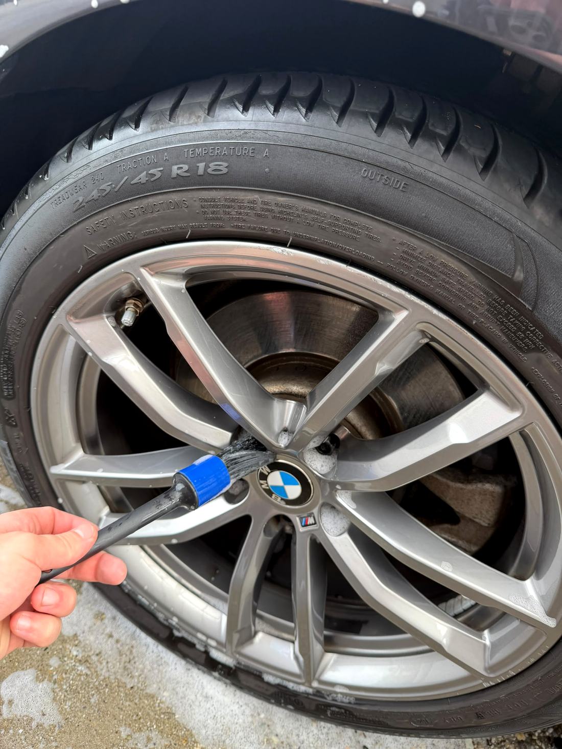 Felge wird mit dem Pinsel gereinigt