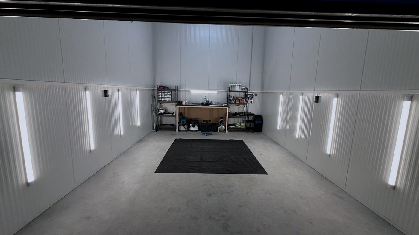 Aufbereitungsplatz in der Halle von AMR Detailing