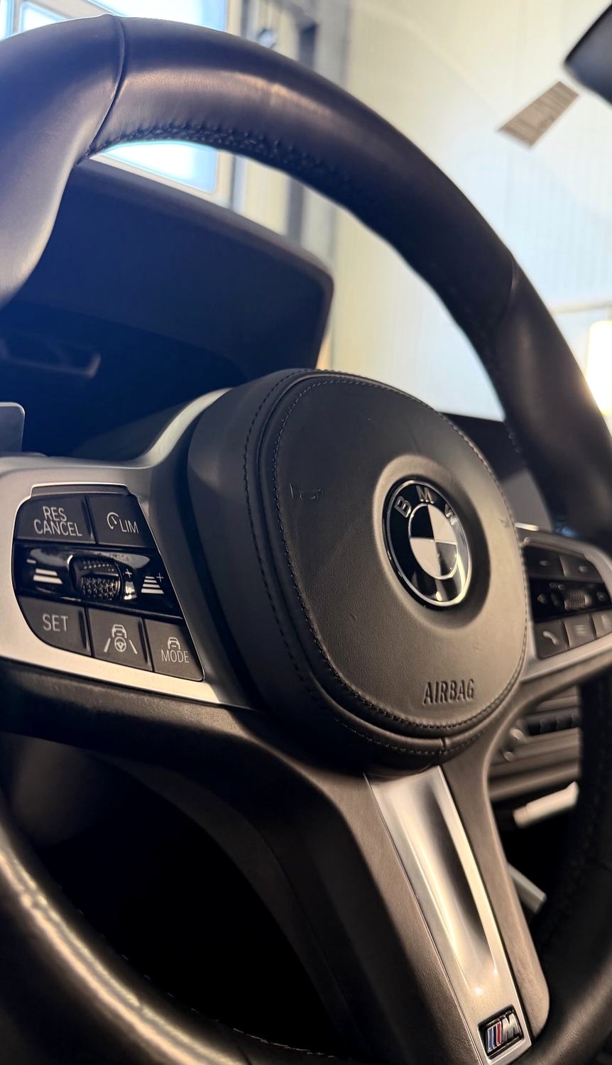 Gereinigtes Lenkrad und Bedienelemente eines BMW