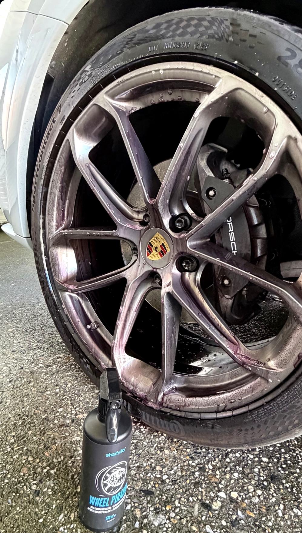 Felgenreiniger reagiert auf einer Porsche Felge