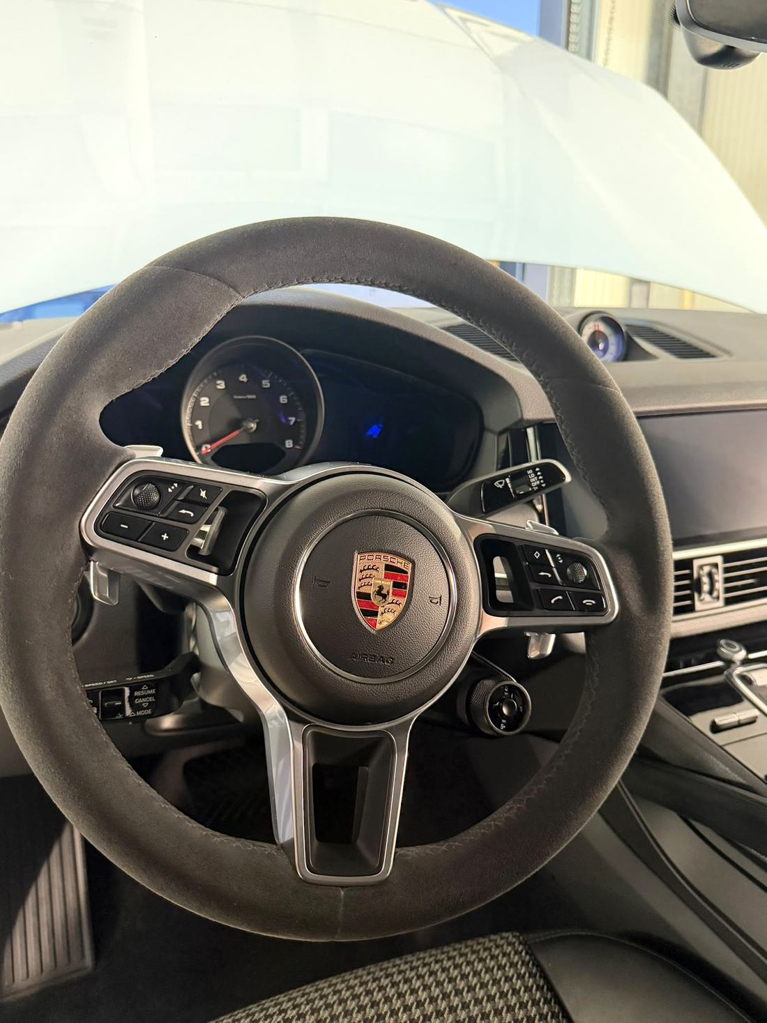 Alcantara-Lenkrad eines Porsche nach der Reinigung