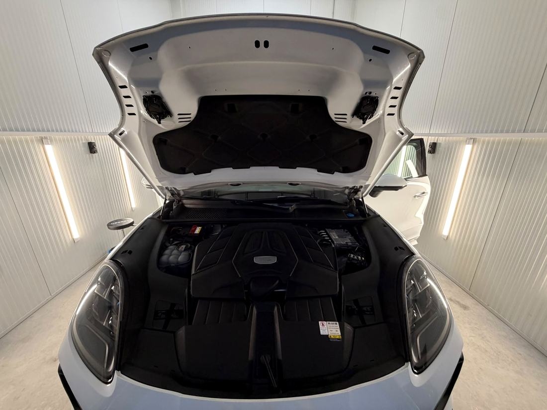 Sauberer Motorraum eines Porsche Cayenne