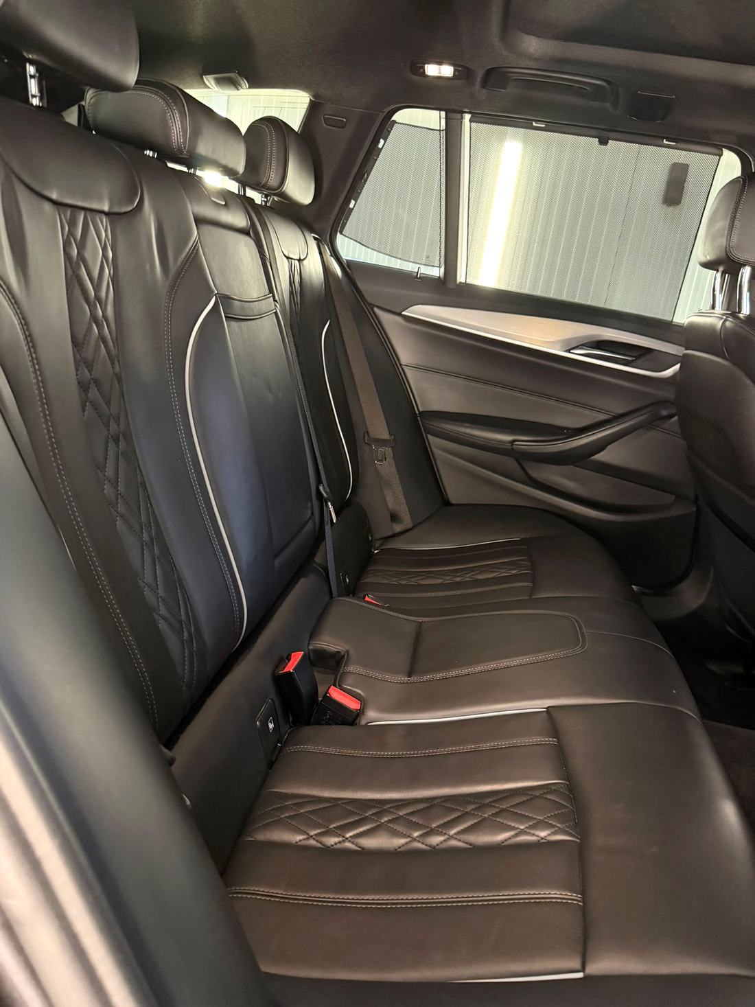 Saubere Ledersitze im Fond eines BMW