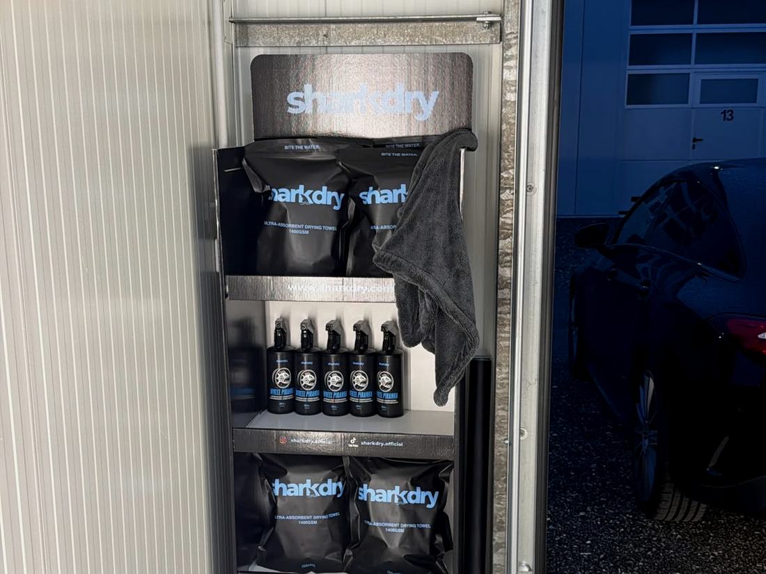 Regal mit Sharkdry Trocknungstüchern neben dem Hallentor