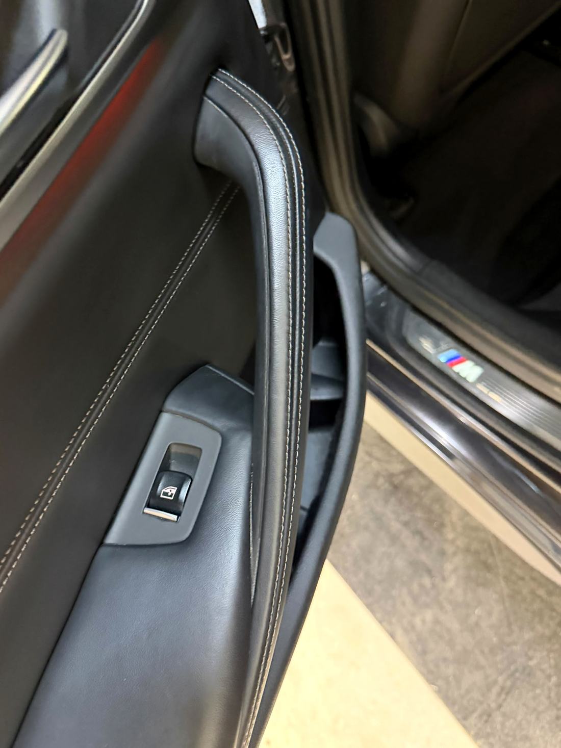 Gereinigte Türverkleidung mit Fensterheber und Naht