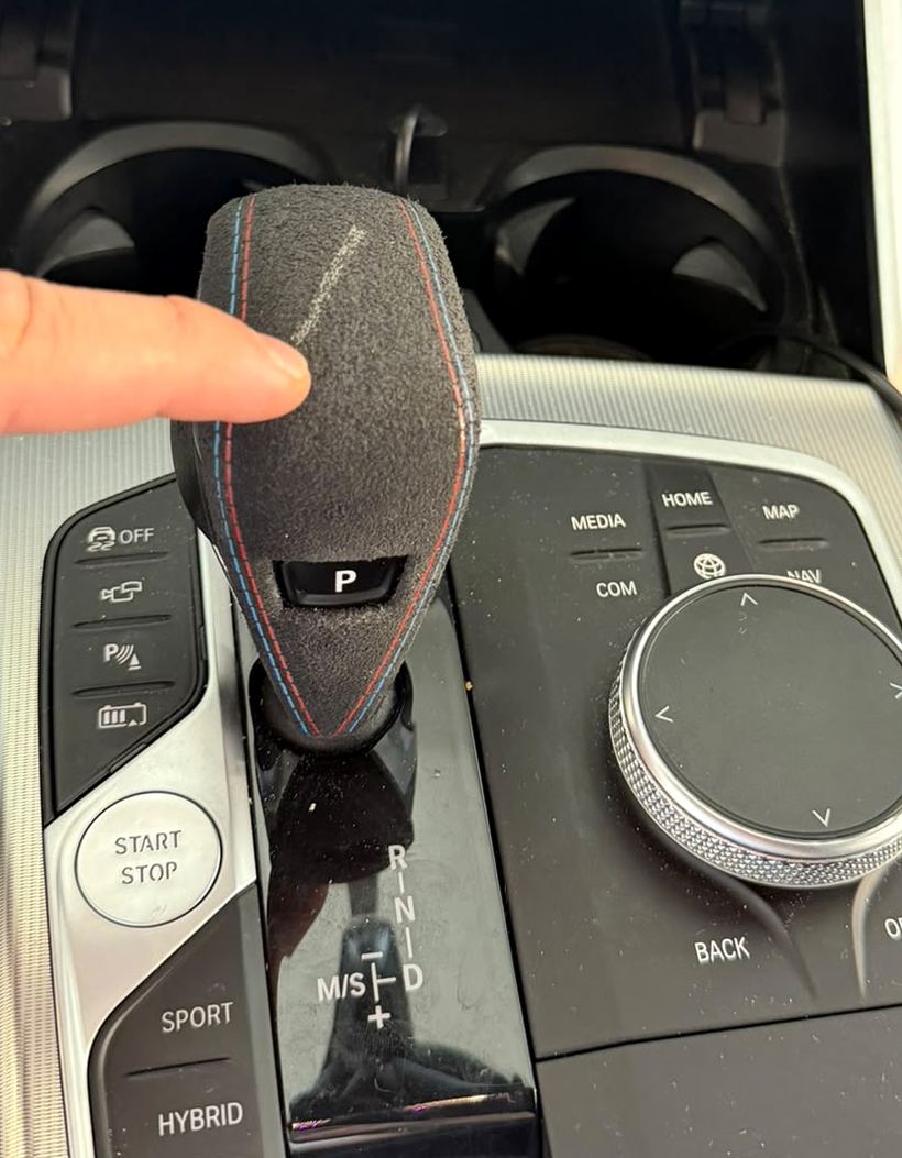 Alcantara-Schaltknauf, der Fingernagel hinterlässt einen hellen Strich